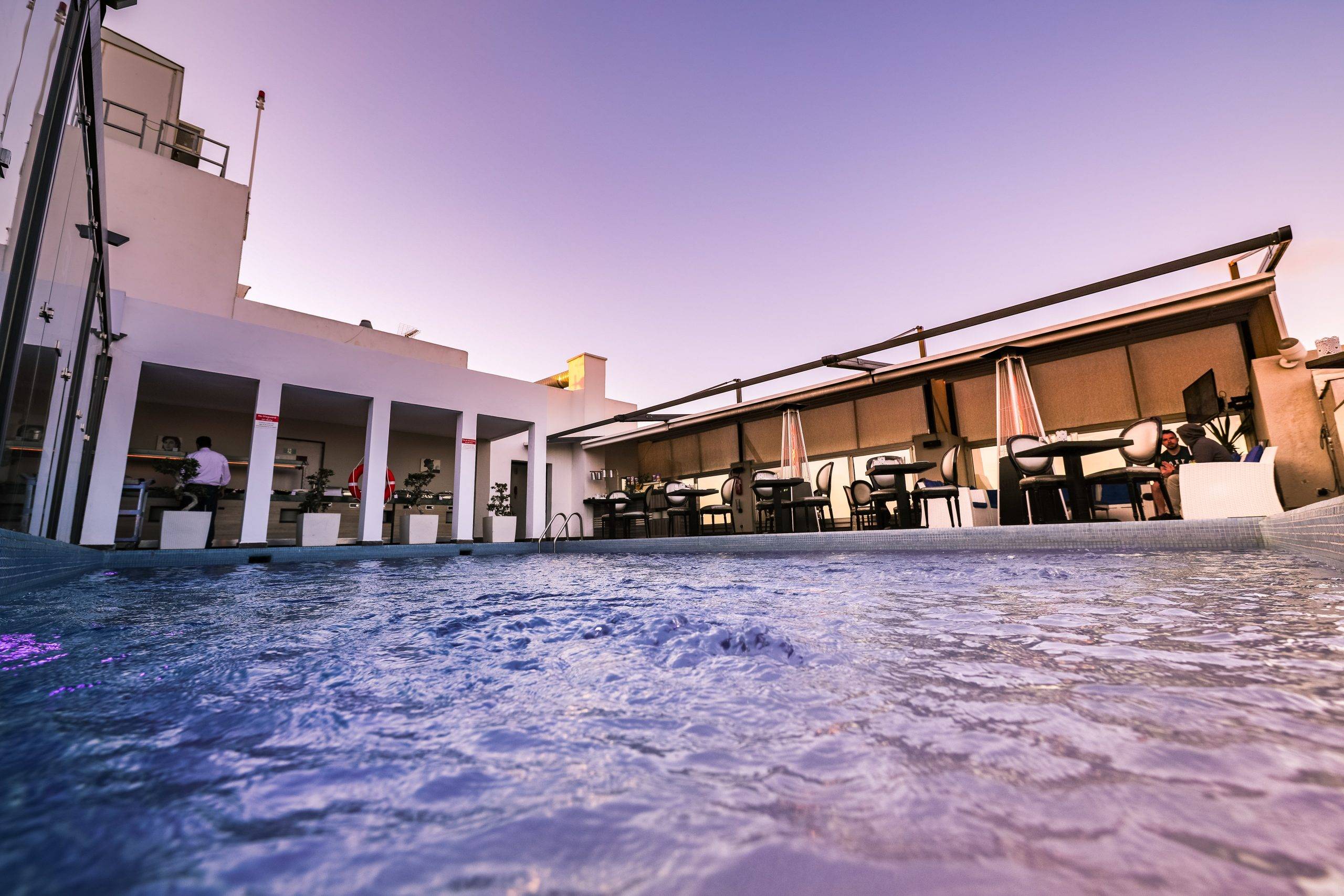 L'art de la détente : Plongez dans l'expérience unique du bar aquatique